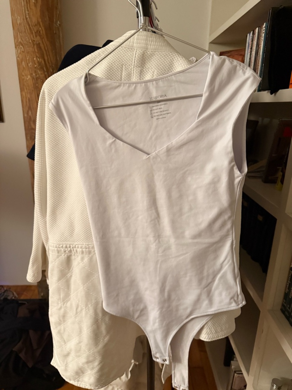 ReoRia White Sleeveless V-Neck Bodysuit